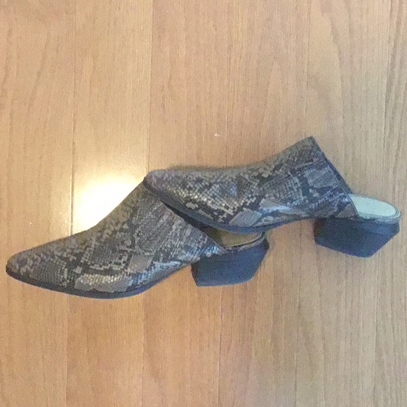Snakeskin mules by Splendid size 8M - Picture 5 of 5